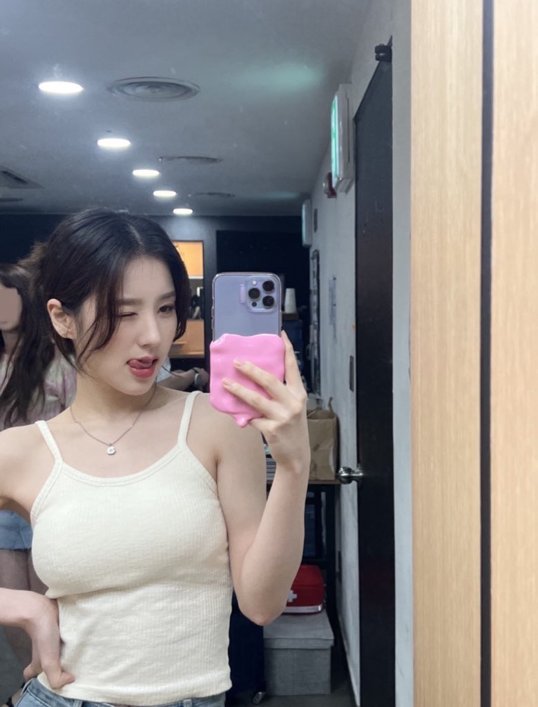 dal_sserafim's tweet photo. matching phone cases 🥰

#HEEJIN #CHAEWON https://t.co/xAveoX6JlZ