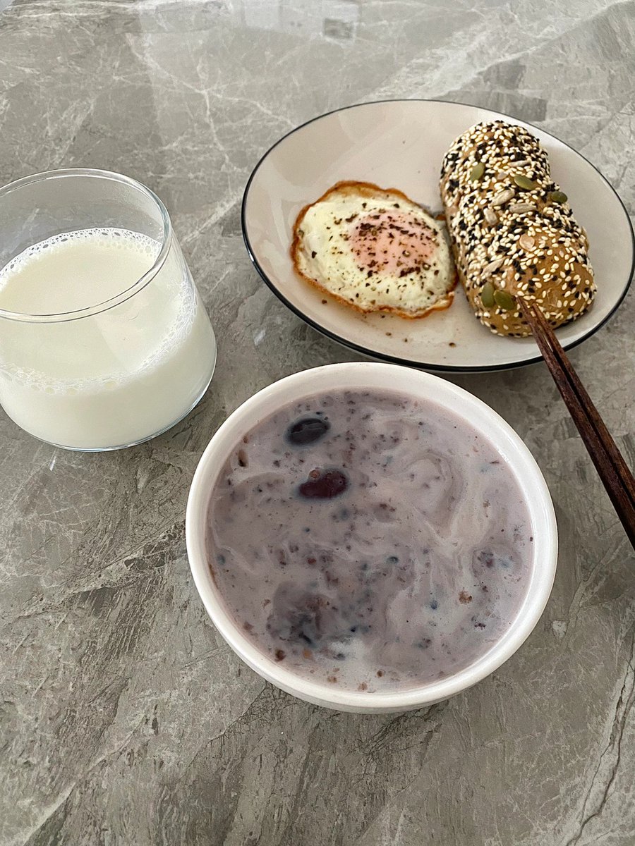 🍳Omelette 🥖Multigrain Cheese Bun 🫕Organic Black Rice and Mulberry Porridge 🥛Milk 😋😋