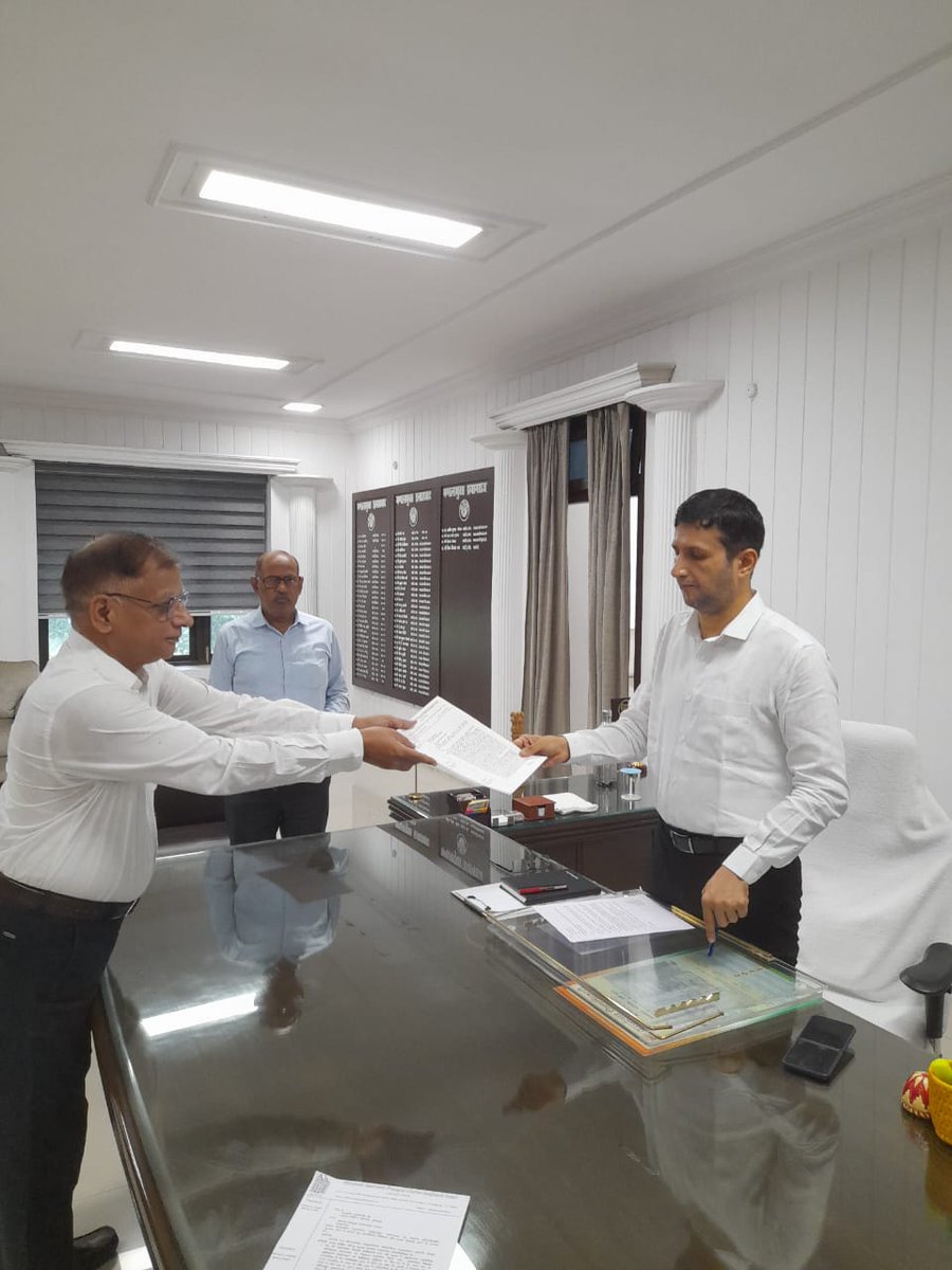 officialAAPASS's tweet photo. 12.07.23 को समिति के अध्यक्ष @AdityaK77659616 द्वारा मंडलायुक्त महोदय को मिलकर 9  वर्षों से लटकी हुई अलकनन्दा अपार्टमेंट परियोजना को शीघ्र पूर्ण कराने के लिए ज्ञापन दिया गया। @pdaofficial2 @CommissionerPrg @CMOfficeUP @myogiadityanath https://t.co/NbEcsHbl7D
