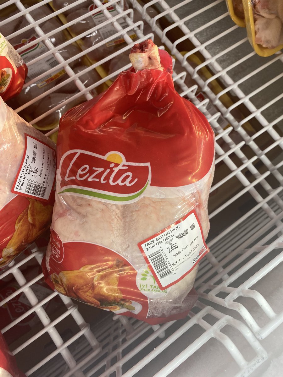 Lezita markasına ait Hakmar Ekspress satışı olan bütün tavuklar ambalajından ayrılmış şekilde satışa sunuluyor.

Eğer ambalajı düzgün yapılmaydıysa <a href="/lezita_tr/">Lezita</a> , eğer ambalajlama düzgün yapıldıysa kontrolleri <a href="/hakmarexpress/">Hakmar Express</a> tarafından düzgün planlanmayan bu ürün için nasıl bir