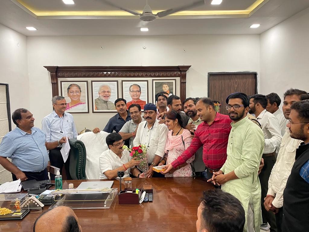 *माननीय पंचायत मंत्री जी को फूल गुलदस्ते मिठाई के साथ धन्यवाद दिया, साथ जी हड़ताल अवधि के वेतन देने और हड़ताल मे हुई कार्यवाही को वापस लेने पर निवेदन किया, माननीय ने विश्वास दिलाया की आपकी यह मांग पूरी हो जायेगी।*
प्रदेश टीम SPS महासंघ
<a href="/treetesh07/">रीतेश तिवारी</a>
