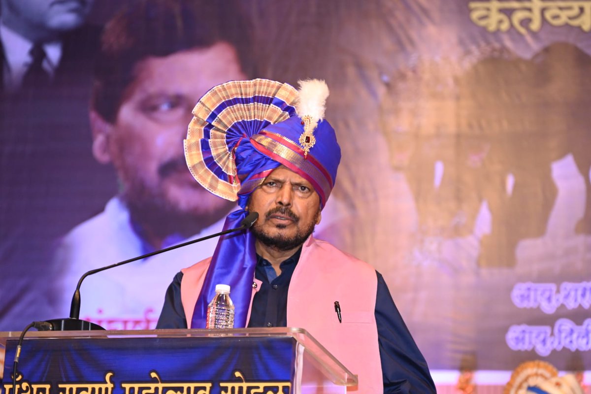 RamdasAthawale's tweet photo. जयभिमचा बुलंद आवाज ऐकत होतो शाहीरांच्या गाण्यात ;
म्हणून मी चालत होतो पँथरच्या बाण्यात ; 
बुध्दांची समता मी ऐकत होतो वामनदादांच्या गाण्यात !
गावागावात फिरत होतो तेव्हा झोपायला मिळत नव्हता बेड ;
पण मला लागले होते पँथरचे वेड!  
बरेच खात होते तुपाशी  
पण ब-याचदा मी राहत होतो उपाशी https://t.co/CehdSiMyh8