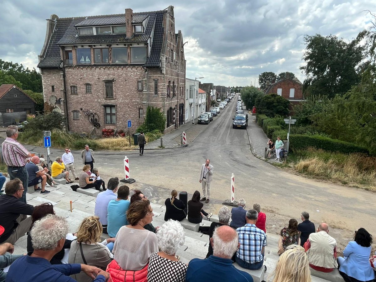 provzeeland's tweet photo. Persbericht: Onder de naam Versterk de Scheldekust krijgen de dijkovergangen in zes dorpen langs de Oost-Zeeuws-Vlaamse Westerscheldekust een metamorfose.

Er komen nieuwe trappen, steigers, huisjes, banken en andere ontmoetings- en belevingselementen.

➡️ https://t.co/CFywyB1h70 https://t.co/cHwJBAUhAg