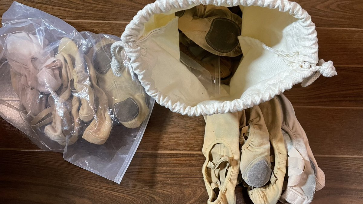 10月前最后一批舞鞋 感兴趣的兄弟欢迎联系 都是功好长得漂亮的舞蹈生原装直出 #舞鞋 #舞蹈鞋 #舞蹈生 #一字马 #芭蕾 #软开 #足交 #打胶