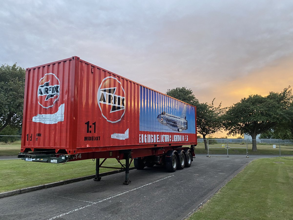 BlickyIan's tweet image. It&apos;s a tight squeeze and you need 2 containers for a Lightning - Nose / Wings ( correctly taken apart ) rear fuselage - jet pipes and tail pipes - fin and tail planes - it&apos;s all here - for the record it&apos;s not going to fly but it will look like it will @h15church @Airfix