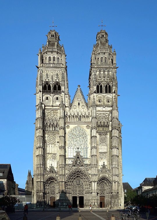 …la zona de sombra proyectada por aquella gran catedral [Saint-Gatien], sobre la que el tiempo echó su negro manto, imprimió sus arrugas y sembró su húmedo frío…#TodoBalzac #ElCuraDeTours