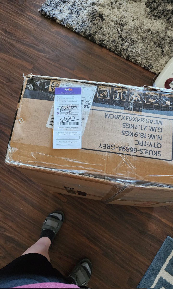kiraterry's tweet photo. Ordered a new office chair &amp; it was "delivered" by @FedEx today. I'm on the 3rd floor. The driver left it at the bottom of the stairs &amp; put a note on my door...do better, FedEx.

It's a good thing I do @CrossFit bc that 48lb, extra large box was no issue for this 40-yr-old WOMAN https://t.co/ZqTzBwB1QC