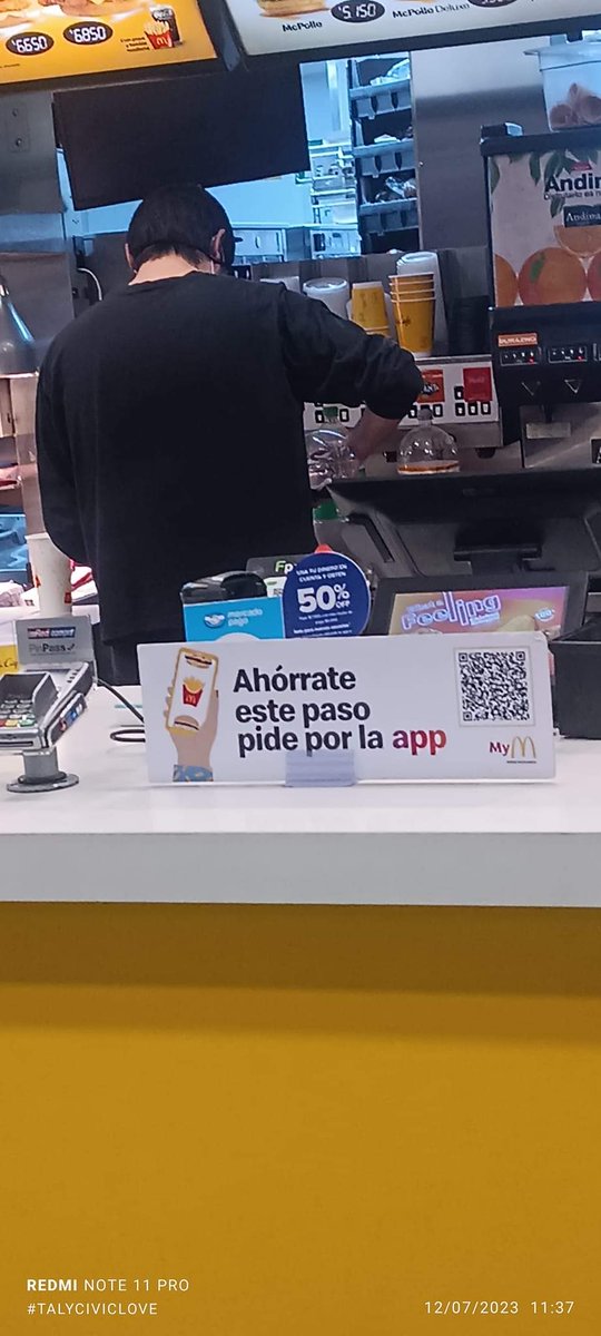 bebita198631's tweet photo. Espero respondan @McDonalds_Cl
MC Donalds de líder 15 norte pésima atención , sirviendo bebidas de botella sin gas ,y más encima le aplicaban hielo para aumentar 
Es ahí cuando hago mi descarga con la encargada negando su nombre y riendo q la bebida salía más sana tomar así. https://t.co/bIrP7hU9ym