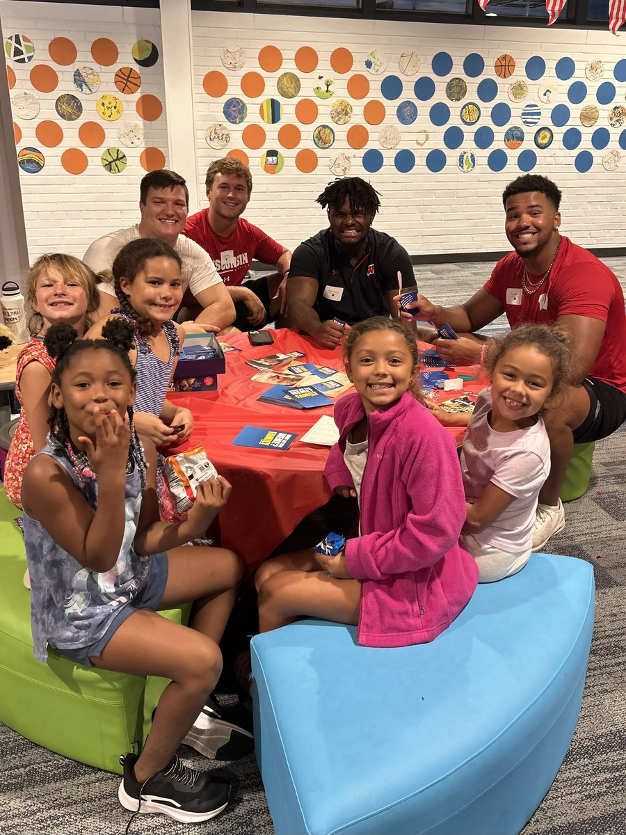 Badger Linebackers hanging out at the Boys and Girls Club!