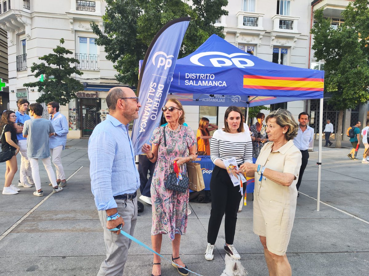 dtosalamancapp's tweet photo. 🔵#MesaInformativa en Felipe II con un invitado de excepción, nuestro querido Pío Gracía Escudero 👏🏽

Gracias por acompañarnos en el #DistritoSalamanca!! 

Seguimos contándole a los madrileños nuestro proyecto y lo mucho que nos jugamos el #23J

#EsElMomento
#VotaPP https://t.co/fcm2fqIZ5H