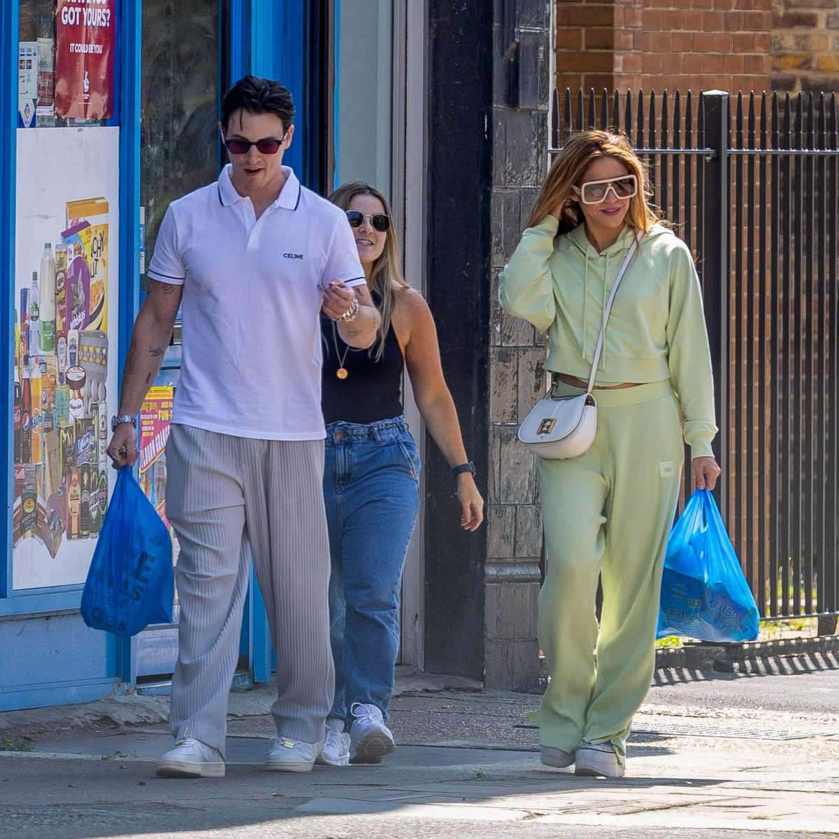 despiertamerica's tweet image. Captaron a #Shakira por las calles de #Londres junto al productor británico #DavidStewart. 👏🏻👀   

📸: Grosby Group