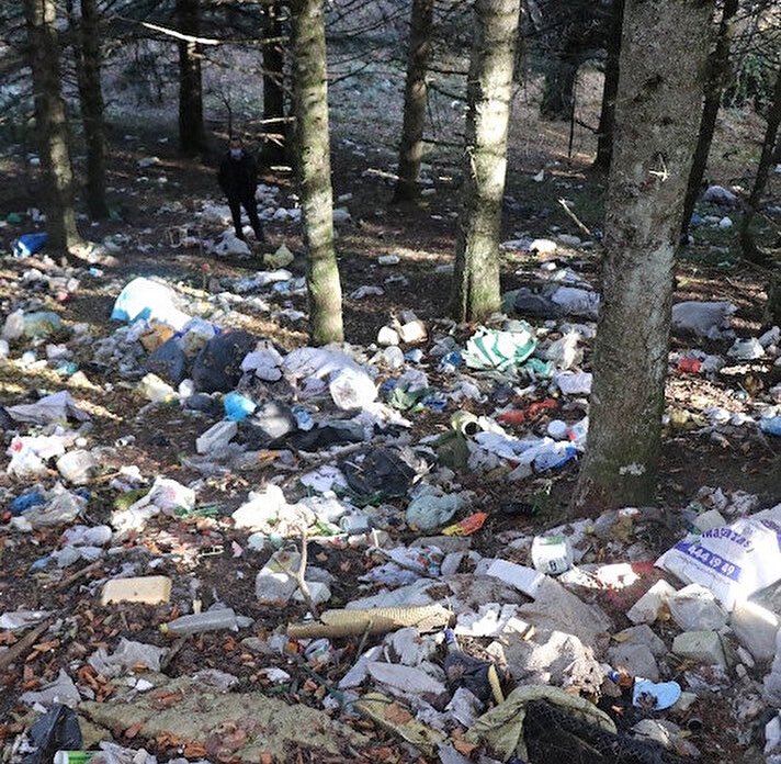 Bu milletin milliyetçilik ve vatan aşkı sağa sola bayrak asmaktan, şehit olup cennete gitmekten ibaret. “Ülkemi güzelleştireyim, çevreme çöp atmamayım, gereksiz yere gürültü yapmayayım” diyen yok. “Taşına toprağına ölürüm” diyen insanlar ertesi gün piknik çöpünü etrafa