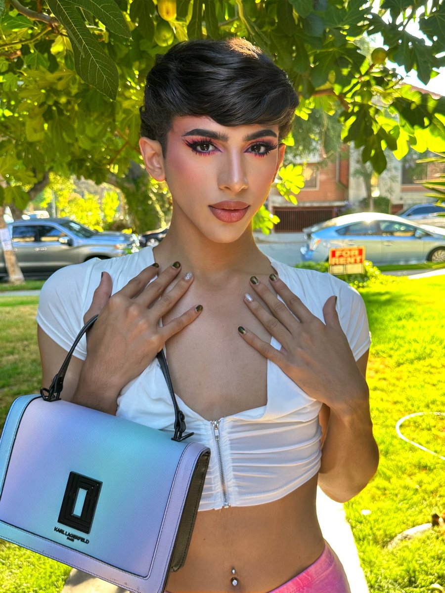 Is anyone into femboys?🥺💖