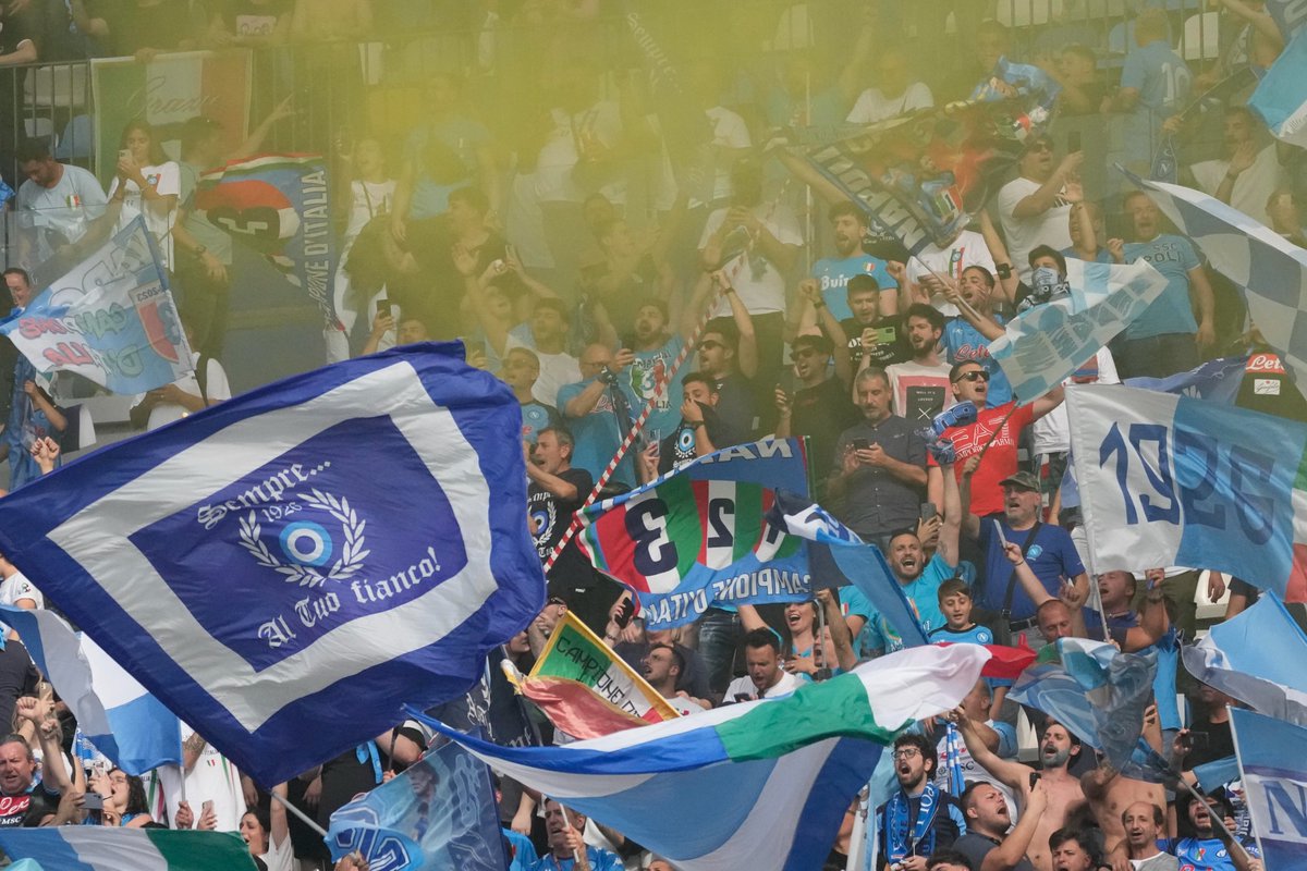 SerieA_EN's tweet photo. The party at the Maradona the last day of the season was 𝙨𝙤𝙢𝙚𝙩𝙝𝙞𝙣𝙜 𝙚𝙡𝙨𝙚... 🎇🎆 https://t.co/59GbtGzENl
