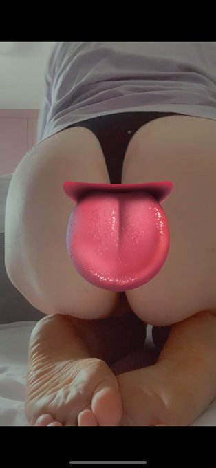 Happy Hump Day 🍑   For the video head over to&hellip; https://t.co/brNUyyhofL  Soles and Bum &bull; BBW &bull; Fat Ass<a href="/tag/footfetish"class="tags"><span>#footfetish</span></a><a href="/tag/socks"class="tags"><span>#socks</span></a><a href="/tag/prettytoes"class="tags"><span>#prettytoes</span></a><a href="/tag/feetlover"class="tags"><span>#feetlover</span></a><a href="/tag/nylonlove"class="tags"><span>#nylonlove</span></a>