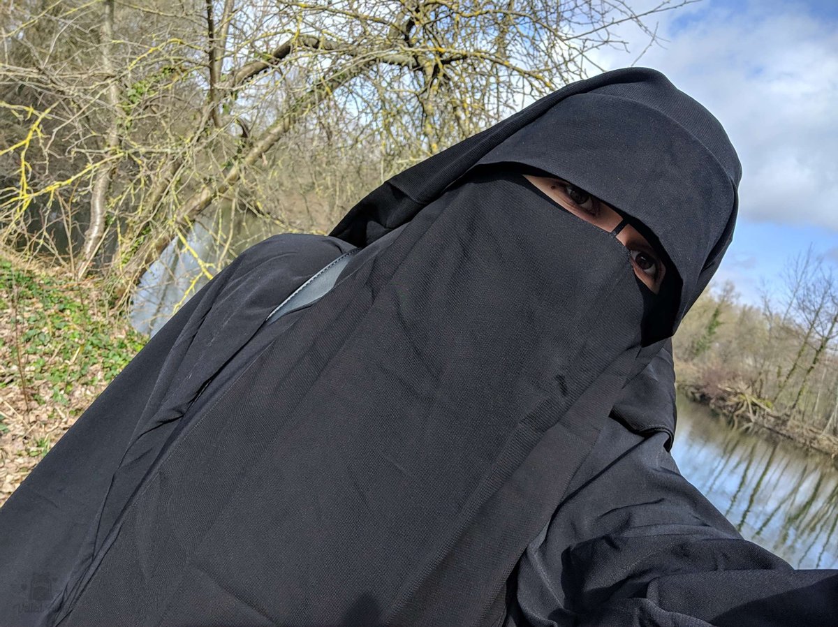Veiled Amy tweet media