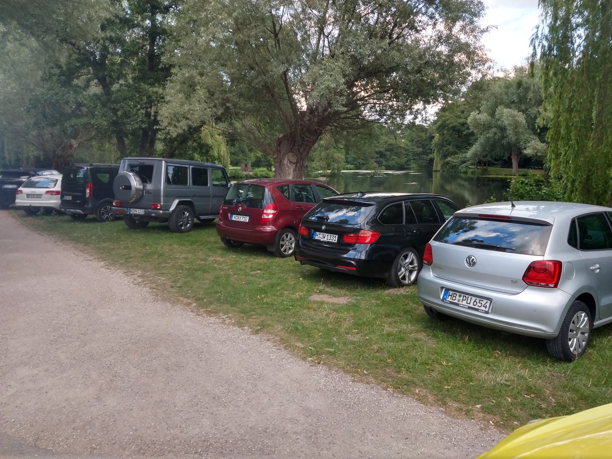 MitteHannover's tweet photo. Hannover. 
Berühmt für seine Gärten.
Und seine landschaftlich reizvollen Parkplätze.
#KleinesFestImGroßenGarten #Herrenhausen https://t.co/ijx0C30pg9