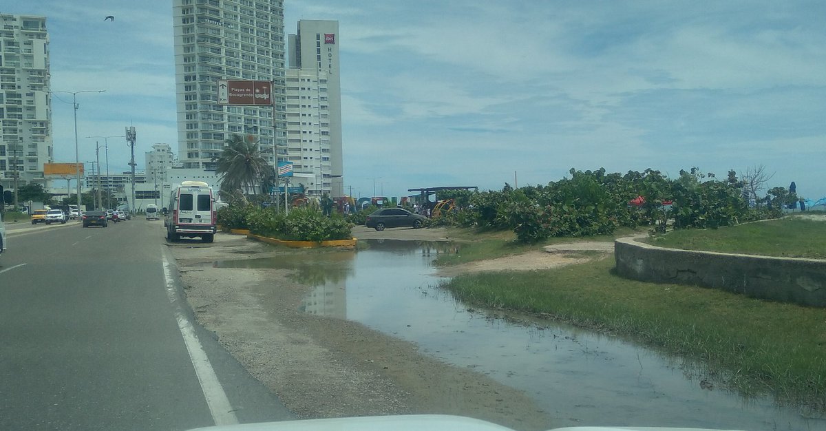 Esta es la piscina que tiene acceso a las letras de Cartagena. He visto fotos de otras ciudades y estos sitios los mantienen impecables. Cartagena es tan bella que al turista no le importa eso con tal de tomarse una foto en ese sitio.