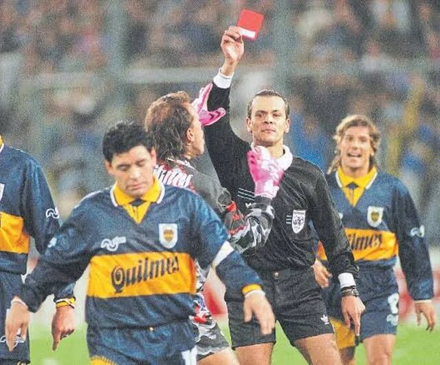 viejocasale's tweet photo. "Mirá como cambió el fútbol. Antes se contaban los goles de Artime y de Rojitas. Ahora se cuentan los jugadores expulsados por Castrilli" (Diego Maradona, 1995). Javier #Castrilli fue el último árbitro en expulsar a Diego #Maradona. 16/6/1996, #VélezSarsfield 5 v. #BocaJuniors 1. https://t.co/BsXQRLdDtJ