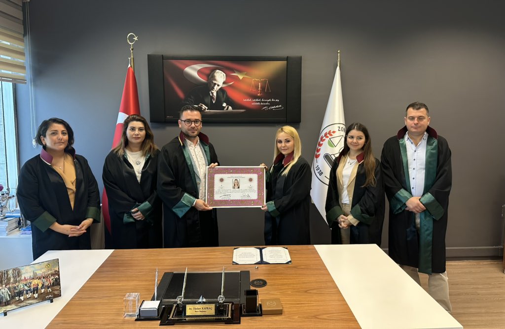 TurkerKapkac's tweet photo. Av. Yeşim ZENGİN, Baro Yönetim Kurulu huzurunda yemin ederek ruhsatını aldı.Kendisine meslek hayatında başarılar diliyorum. https://t.co/pAUc7Rg59K