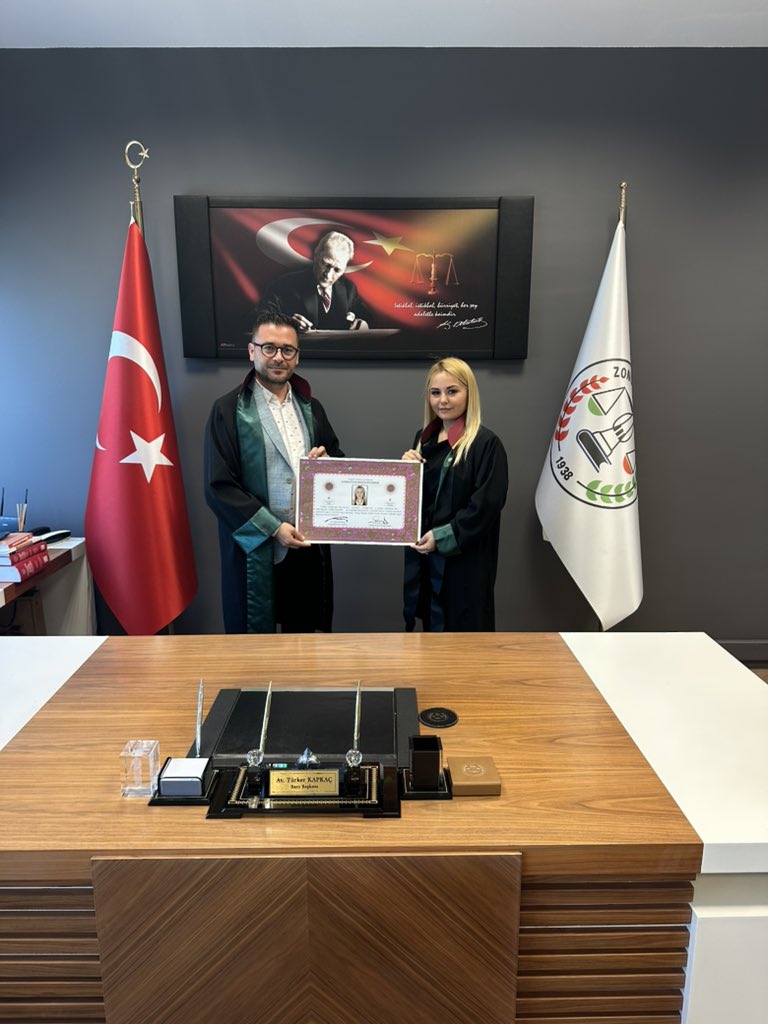 TurkerKapkac's tweet photo. Av. Yeşim ZENGİN, Baro Yönetim Kurulu huzurunda yemin ederek ruhsatını aldı.Kendisine meslek hayatında başarılar diliyorum. https://t.co/pAUc7Rg59K