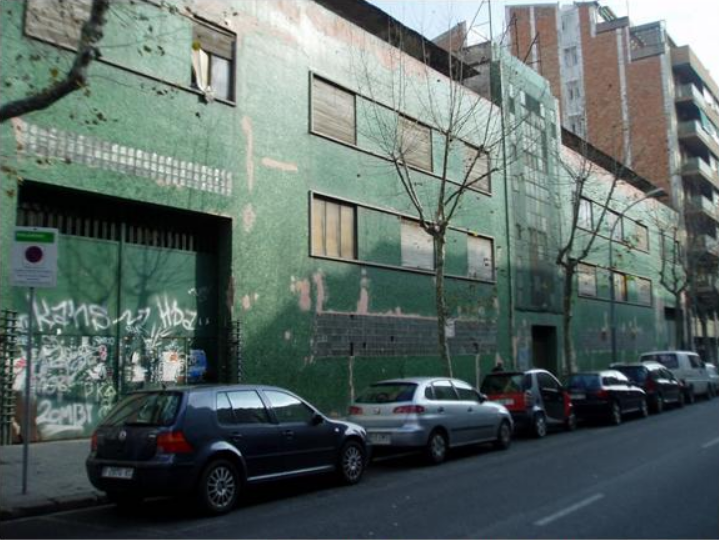 Si heu passat pel carrer Nàpols, segur que coneixeu aquest edifici abandonat amb façana verda. Era l'antiga factoria de cotxes Eucort.

Aquí es van fabricar els primers automòbils en sèrie de Catalunya. 🚘

🗒️ Al blog us explico la seva història 👇 
historiesdebcn.com/eucort-els-cot…