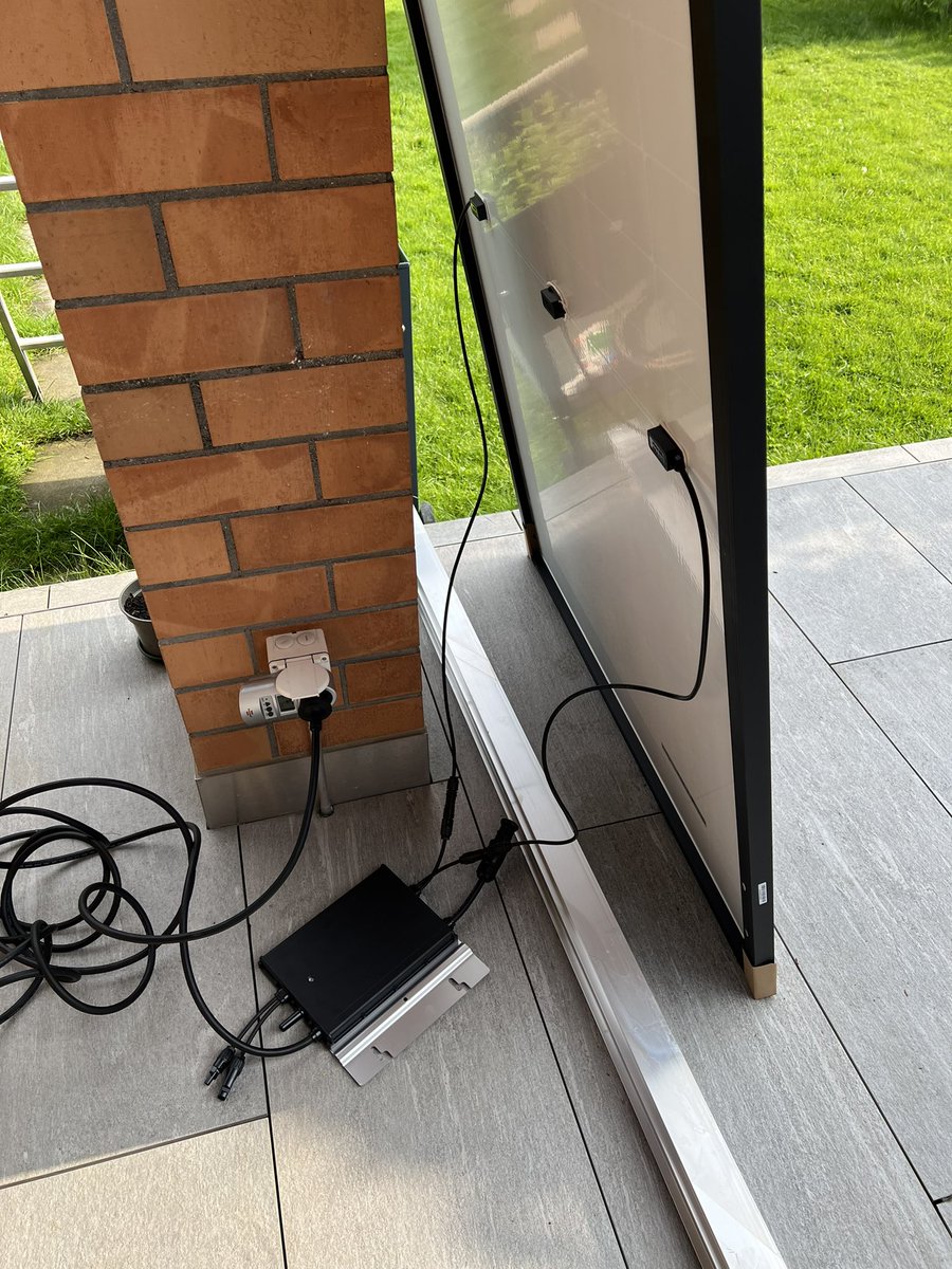 tomdawon's tweet photo. @yvesaeschbacher Schreit ja geradezu nach #balkonsolar! HM600 anstecken und los! Oder HM800 ins Österreich 👌 https://t.co/Tozb4WgrGE
