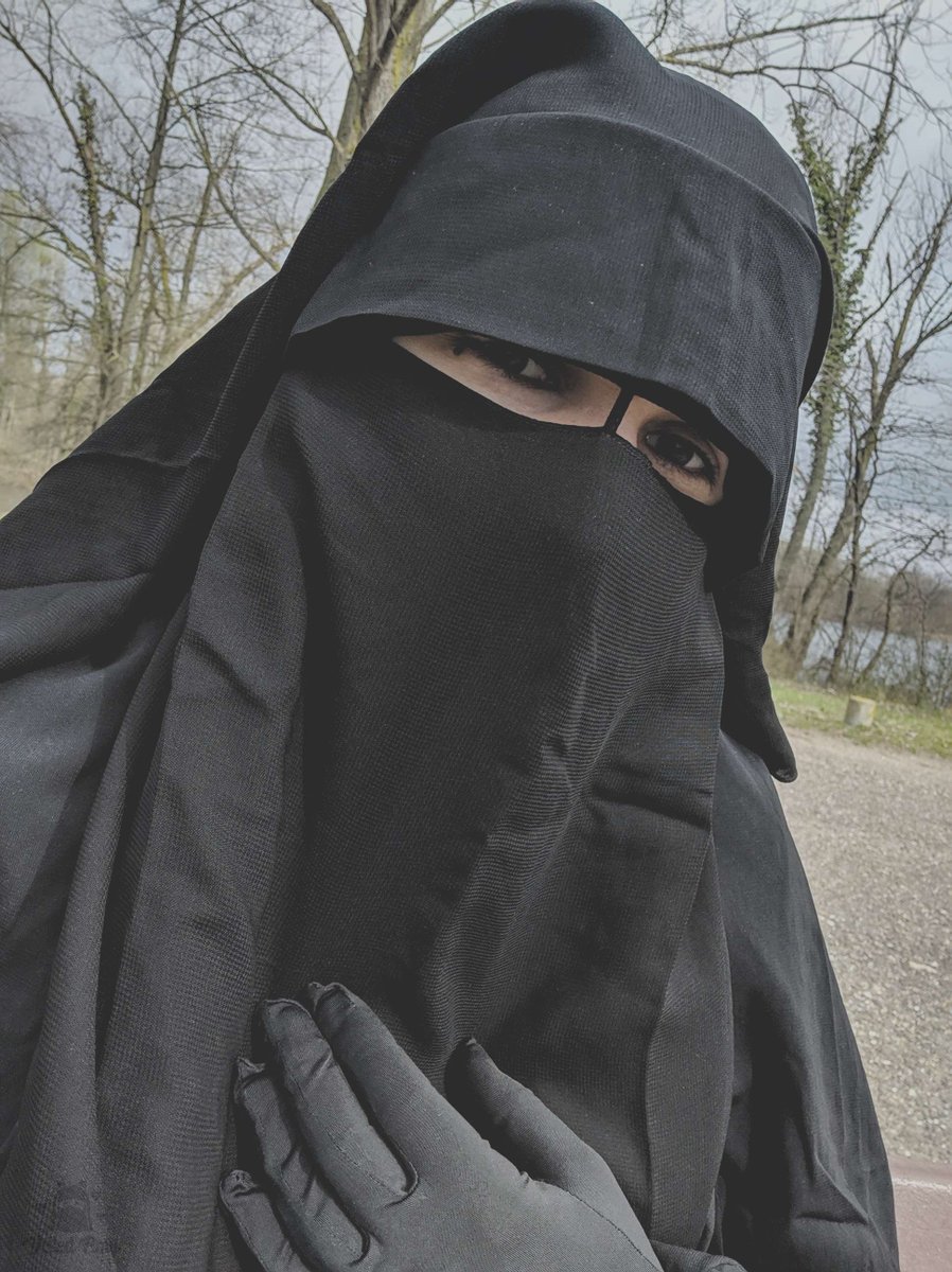 Veiled Amy tweet media
