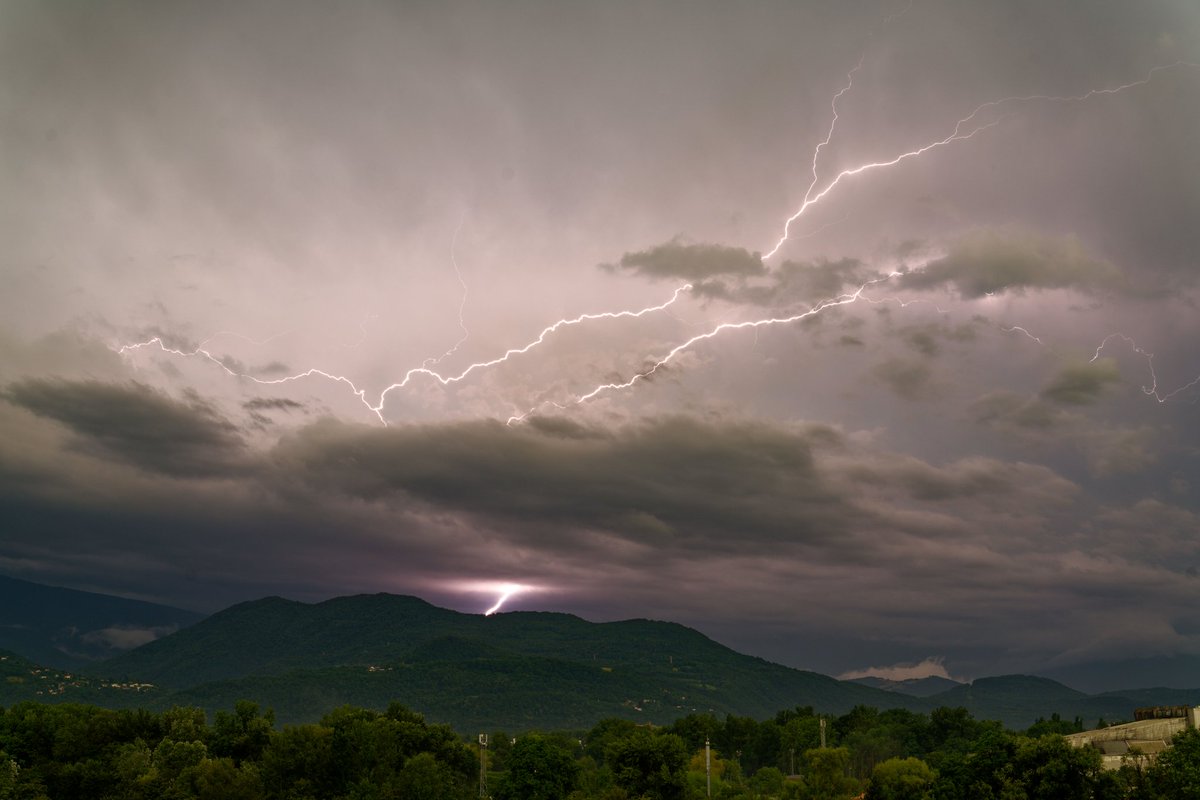 MikaelPassereau's tweet photo. Nature démoniaque au dessus de Grenoble. 3 salves consécutives... Des grêlons de la taille d'une balle de tennis et un pare-brise...
#orage #eclair #grenoble #alpes #mygrenoble #igersgrenoble #iseretourisme #isereledepartement #visitisere #villedegrenoble #keraunos https://t.co/dlprehvQ8e