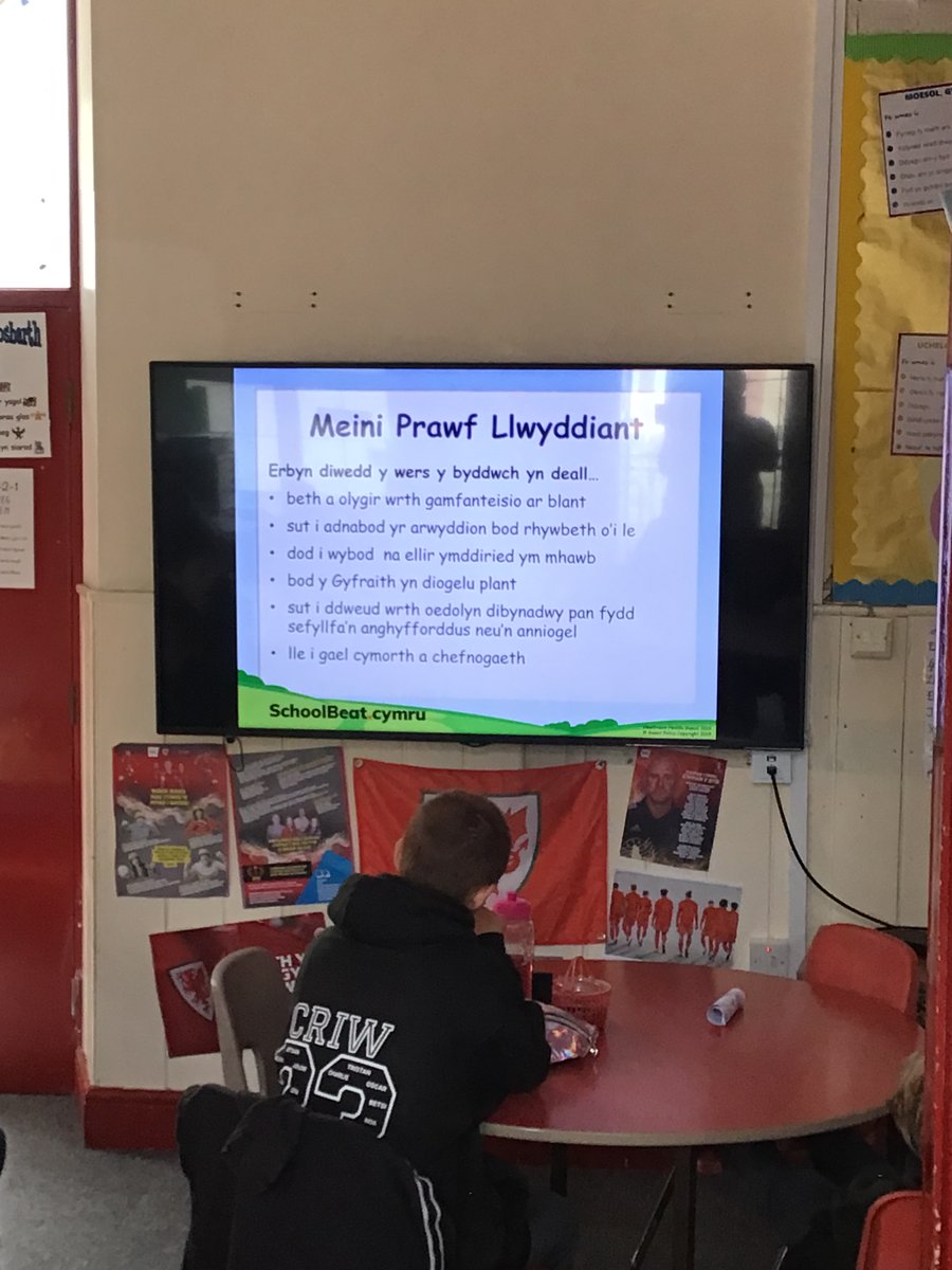 Year 6 had a lesson with PC Ian Ayres today - “Griff’s Story” (Abuse Prevention) @SchoolBeat <a href="/ysgoliachsirgar/">Ysgol Iach Sir Gâr</a>