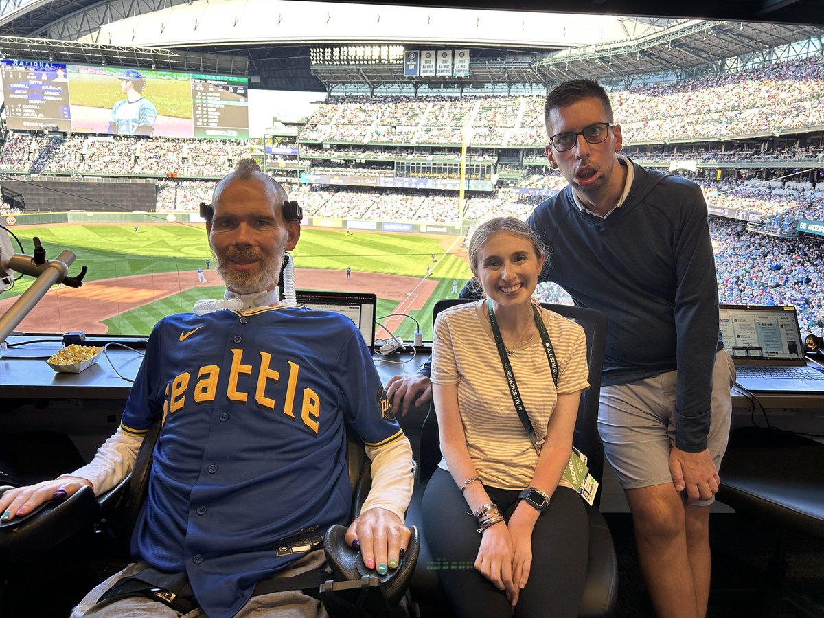 kelsieswrites's tweet photo. The most incredible couple days with the most incredible people. This disease is the worst; the people fighting it — those who have it, their caregivers and families and those who are working to help end it — are just the best. ❤️

#EndALS #SnowyStrong #TeamGleason #NoWhiteFlags https://t.co/5JoNnfA6oo
