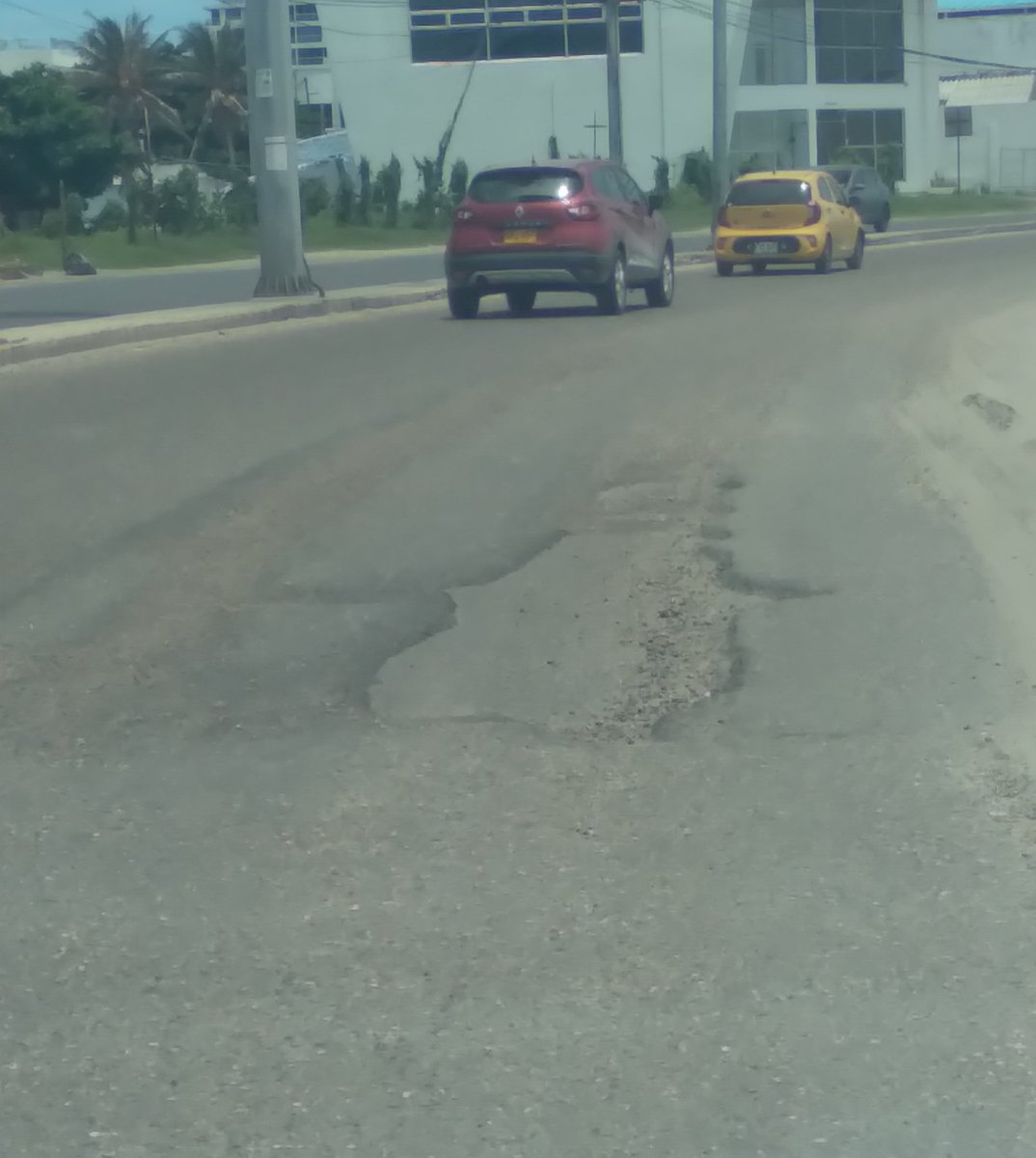 Ya el agua empezó a hacer estragos en el pavimento recién reparado. Las cosas se hacen a medias. Se invierten millones en la reparación de la vía y no se resuelve el tema de los drenajes. Y eso sucede a todo lo largo de la avenida desde Marbella hasta la Tenaza