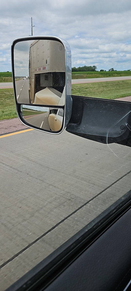 circleVcattle04's tweet photo. @jongroeschl Just picked up a load of feed'n kids myself... #cheapcorn https://t.co/aJdPA7X7Lg