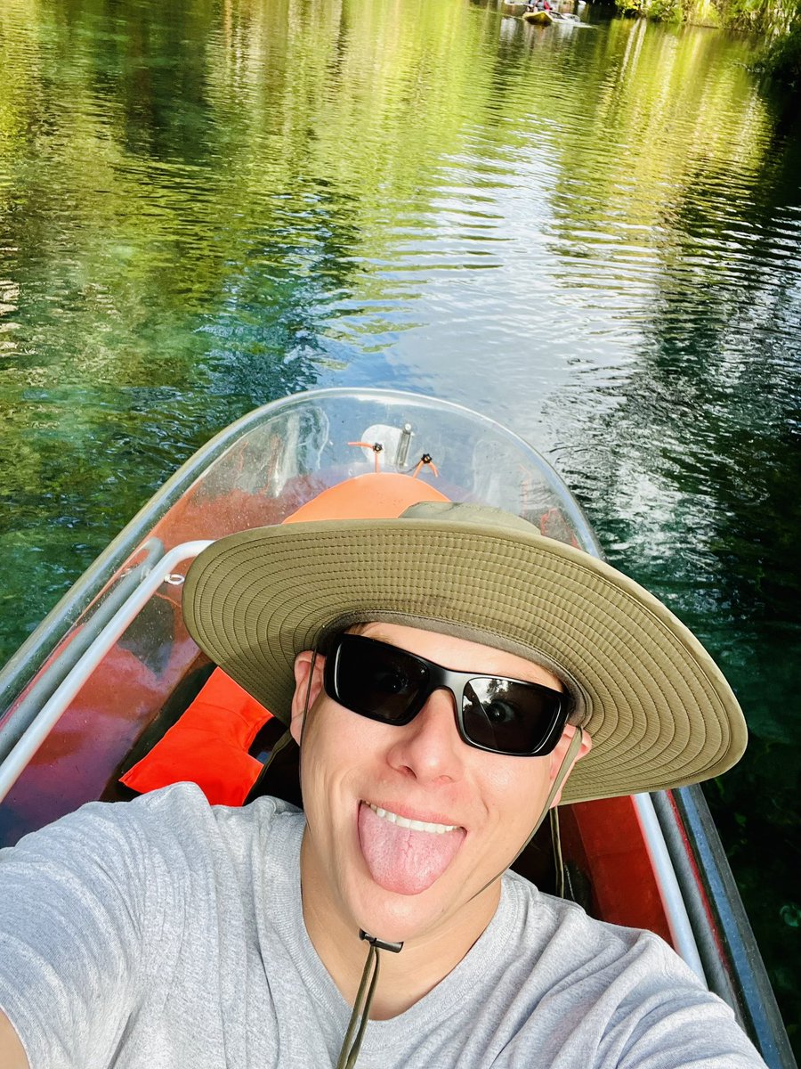 NickPerry8's tweet photo. Had to get my kayak on today. Clear kayak that is…boom! So badass. Got to see gators, turtles and so many fish. Was a blast and a nice workout. #WorkHardToPlayHard https://t.co/btqKC3heAr