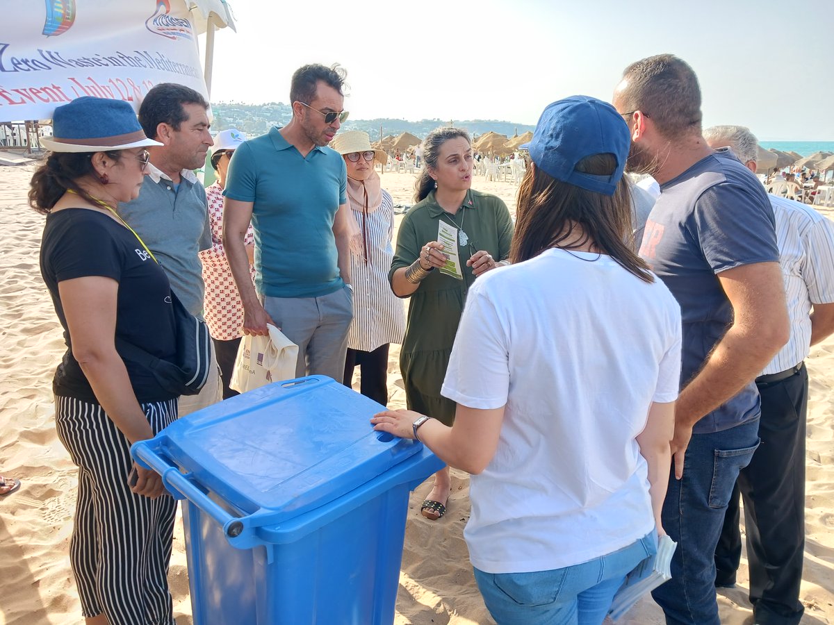 ProjectMedina's tweet photo. #CleanUpDay: les plagistes, petits et grands, invités au ramassage des déchets, et à prévenir &amp; réduire leurs déchets au quotidien ♻
Ce, avec Mme Chikhaoui, Ministre de l'Environnement &amp; M. Sakouhi, Secrétaire Général de La Marsa 💫
#sensibilisation #zerodechet #zeroplastique https://t.co/0KfDLuPop3