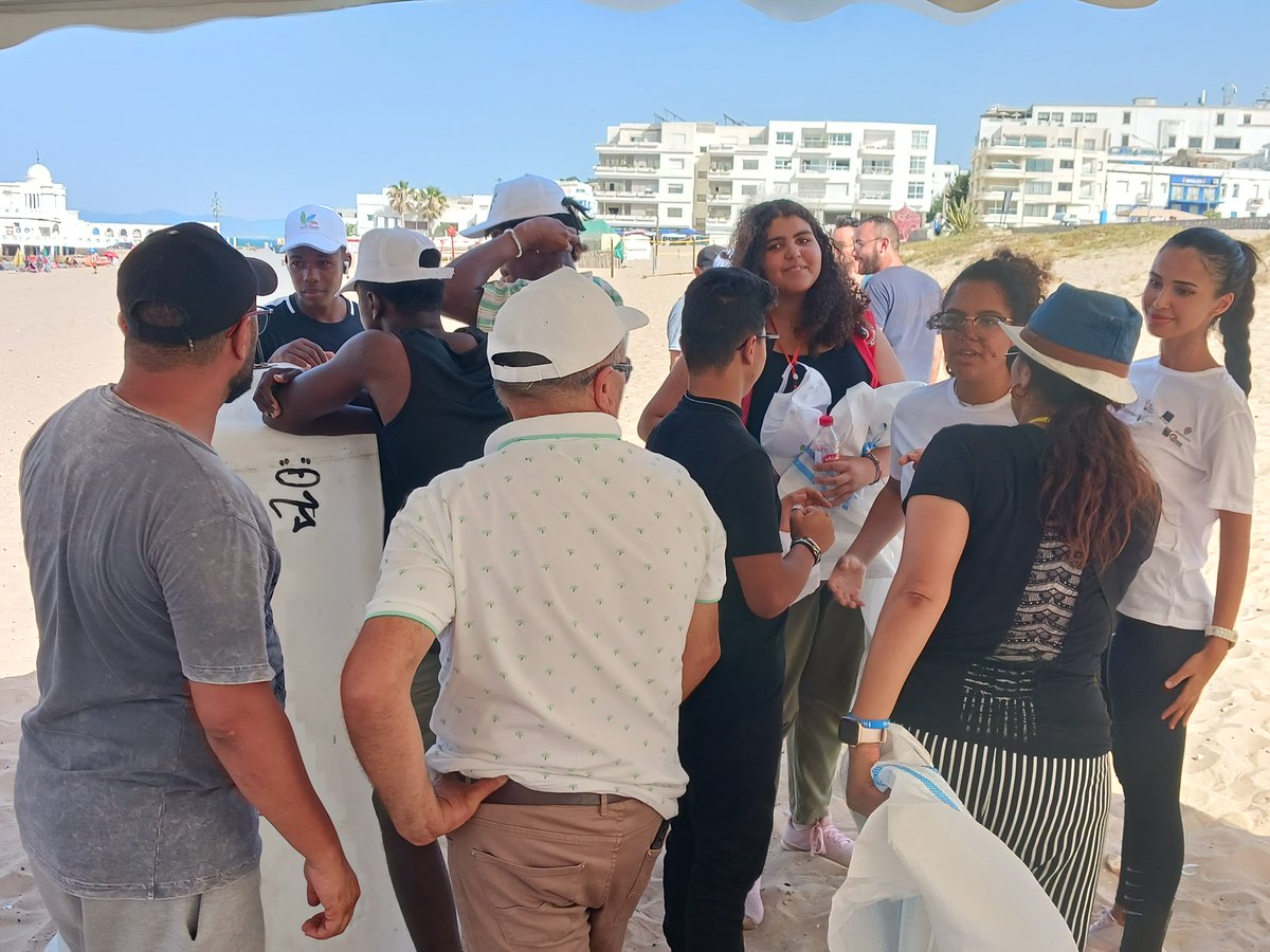 ProjectMedina's tweet photo. #CleanUpDay: les plagistes, petits et grands, invités au ramassage des déchets, et à prévenir &amp; réduire leurs déchets au quotidien ♻
Ce, avec Mme Chikhaoui, Ministre de l'Environnement &amp; M. Sakouhi, Secrétaire Général de La Marsa 💫
#sensibilisation #zerodechet #zeroplastique https://t.co/0KfDLuPop3