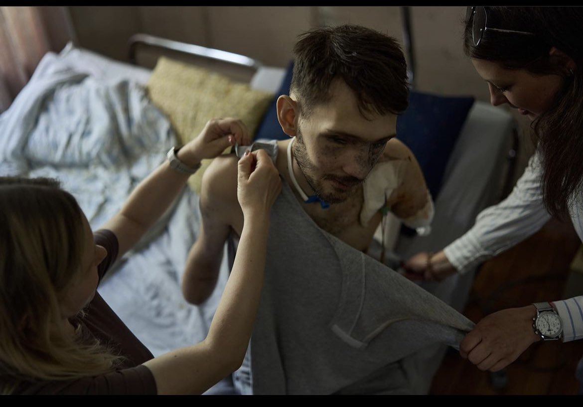 IuliiaMendel's tweet photo. One couple. One love. Andriy loved to sing in chorus and to travel. He volunteered to defend Ukraine. He hardly stayed alive in the battle: he lost both hands and eyes and partially hearing. But he has not lost his love. His wife spends with him all the time helping to adapt and live farther. “This is how my world looks like now,” she wrote in her Instagram. If you want to help, her Instagram is @alina_smolenska photos: @Liberov
