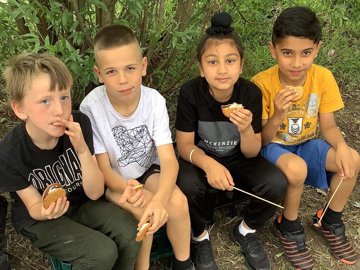 RoebuckSchool's tweet photo. “Can we go every Friday pleeeeeeease?!”
You know it’s a successful #outdoorsession when this is all you hear the children saying. Beech Class learned all about fires 🔥 and the four uses. They also started to learn how to use a #firesteel and finished off with some #smores! https://t.co/S4vH2iC6th