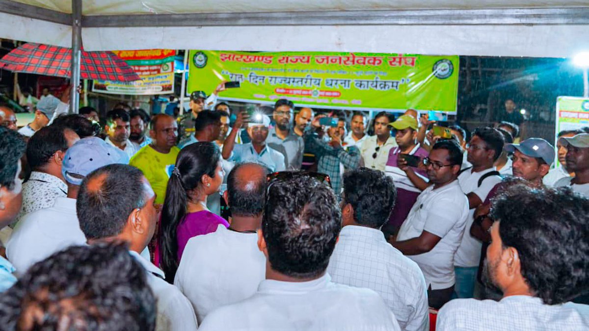 कृषि सचिवालय (नेपाल हाउस), राँची में झारखंड राज्य जनसेवक संघ के सदस्यों द्वारा 11-सूत्री मांगों व वेतन (ग्रेड पे) कम करने को लेकर किए जा रहे धरना में पहुँचकर जनसेवकों से मुलाक़ात की और उनकी माँगों को सरकार तक पहुँचाने की बात कही।