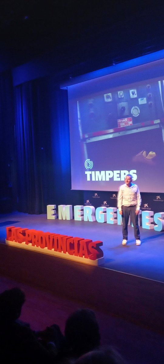 belenriosb's tweet photo. Acompañando a mis compis de @lasprovincias en una noche muy emocionante. Enhorabuena desde @Feria_Valencia a @JesusTrelis y todo su equipo pero, sobre todo, a los "emergentes" premiados por su talento y esfuerzo ejemplar. Grandes!! https://t.co/tozxAE5kBy