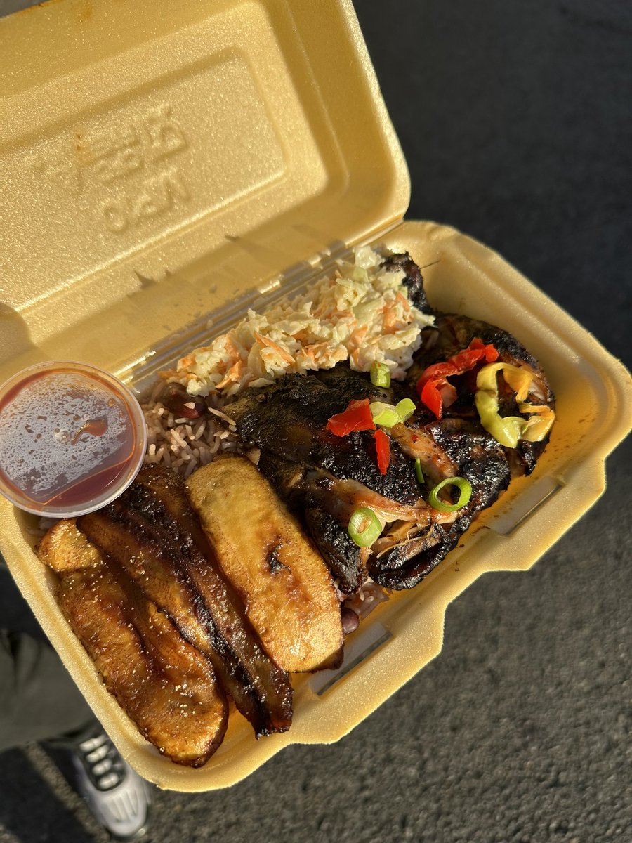 TheCaribPot's tweet photo. Spicing up your timeline with our sexy Jerk Chicken Meal 🇯🇲🌴 https://t.co/AZ2jqTaazn