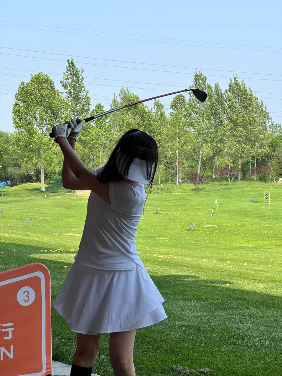 Welcome the sunshine and get ready to swing! Golf is a wonderful experience of dancing in harmony with nature. In the vast green field, you can enjoyyourpassion and skill, and feel the perfect combination of precision and elegance! 🌳🏌️‍♀️🏞️#outdoor #nature #hiking #adventure #Golf