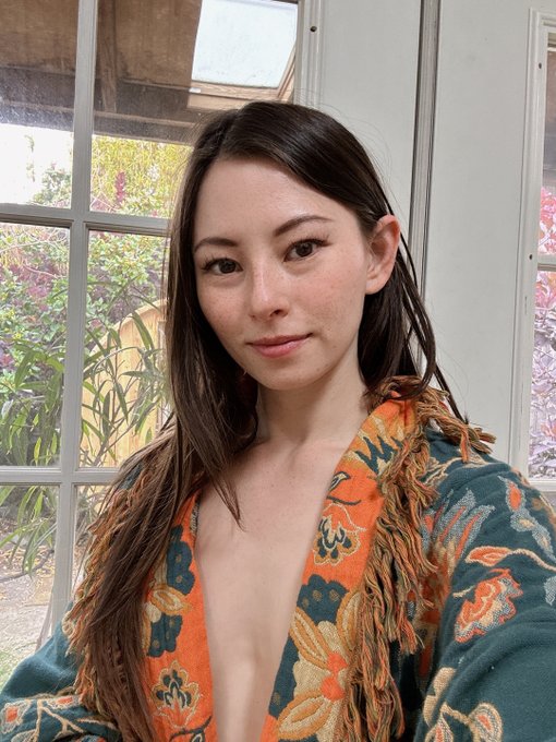 My friend is so talented, she make this coat out of a thrifted blanket! https://t.co/YYBYlW0Sda