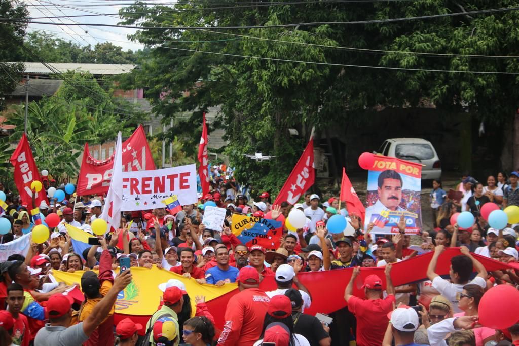 PsuvMirandaVE's tweet photo. ✊¡Charallave respalda al Presidente Maduro!

Con alegría chavista, el pueblo del municipio Cristóbal Rojas recorre las calles en una movilización en respaldo a nuestro Presidente Nicolás Maduro y, en rechazo a las sanciones contra Venezuela.

@NicolasMaduro @PartidoPSUV https://t.co/ClrRlVsTby