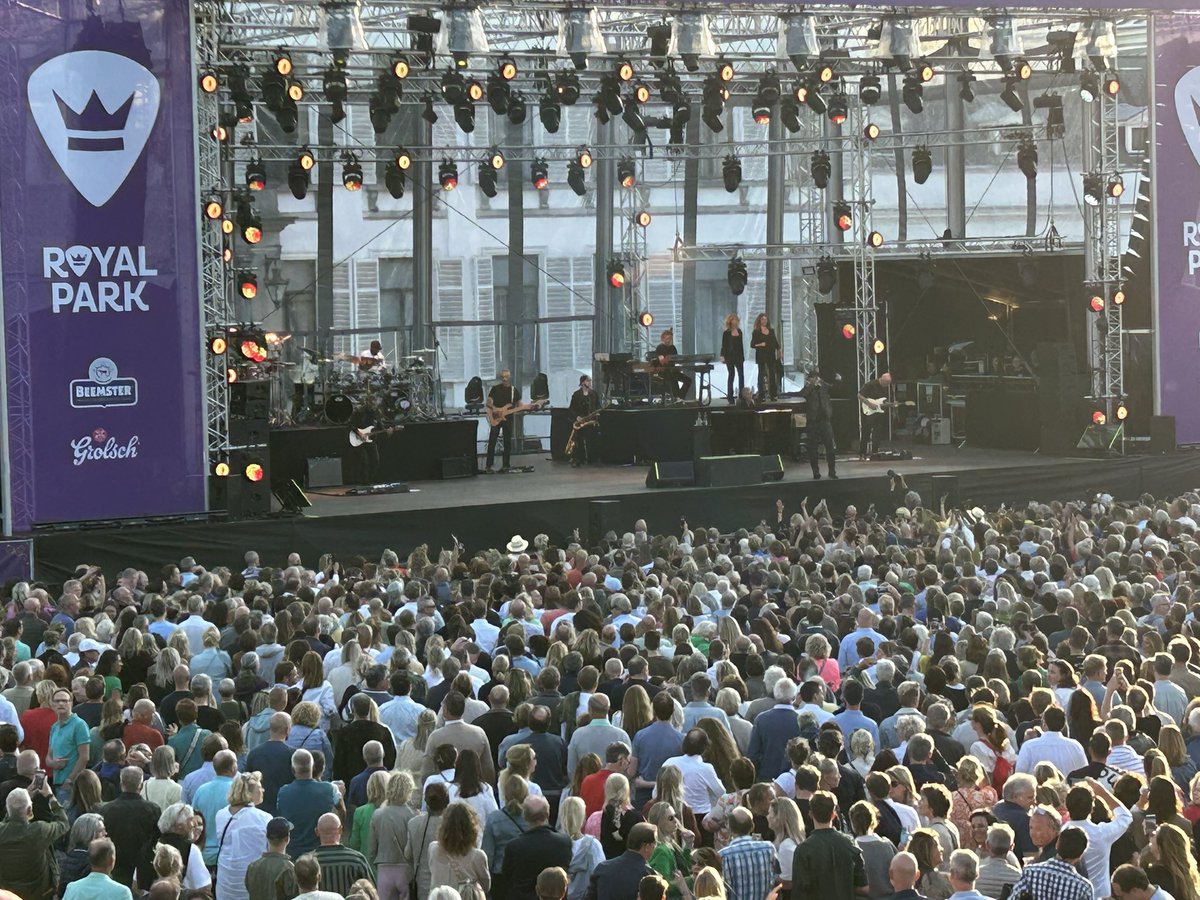 trienka's tweet photo. En daar is ie dan: Eros Ramazotti in #royalparklive https://t.co/shAXTTq5Xz