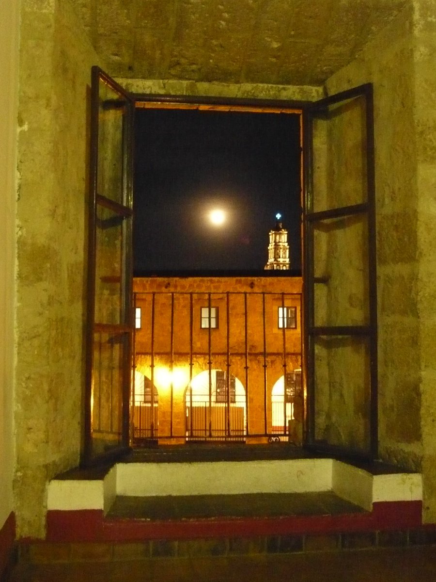 MAFG777's tweet photo. Luna en Michoacán #Morelia Foto: MAFG. https://t.co/lyMOuKqoxS