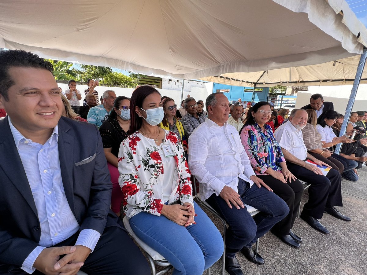 comandosergioh's tweet photo. Bajo un acto lleno de amor y nuestra cultura continuamos con esta fiesta por la inauguración de los espacios de la @defensoria_bol con la presencia de nuestras autoridades en unión Cívico Militar Policial junto al poder popular @aruizddp #LaPoesíaNosUne https://t.co/OMMG16ywsB
