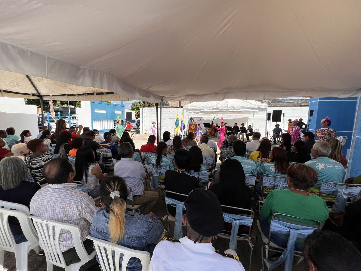 comandosergioh's tweet photo. Bajo un acto lleno de amor y nuestra cultura continuamos con esta fiesta por la inauguración de los espacios de la @defensoria_bol con la presencia de nuestras autoridades en unión Cívico Militar Policial junto al poder popular @aruizddp #LaPoesíaNosUne https://t.co/OMMG16ywsB