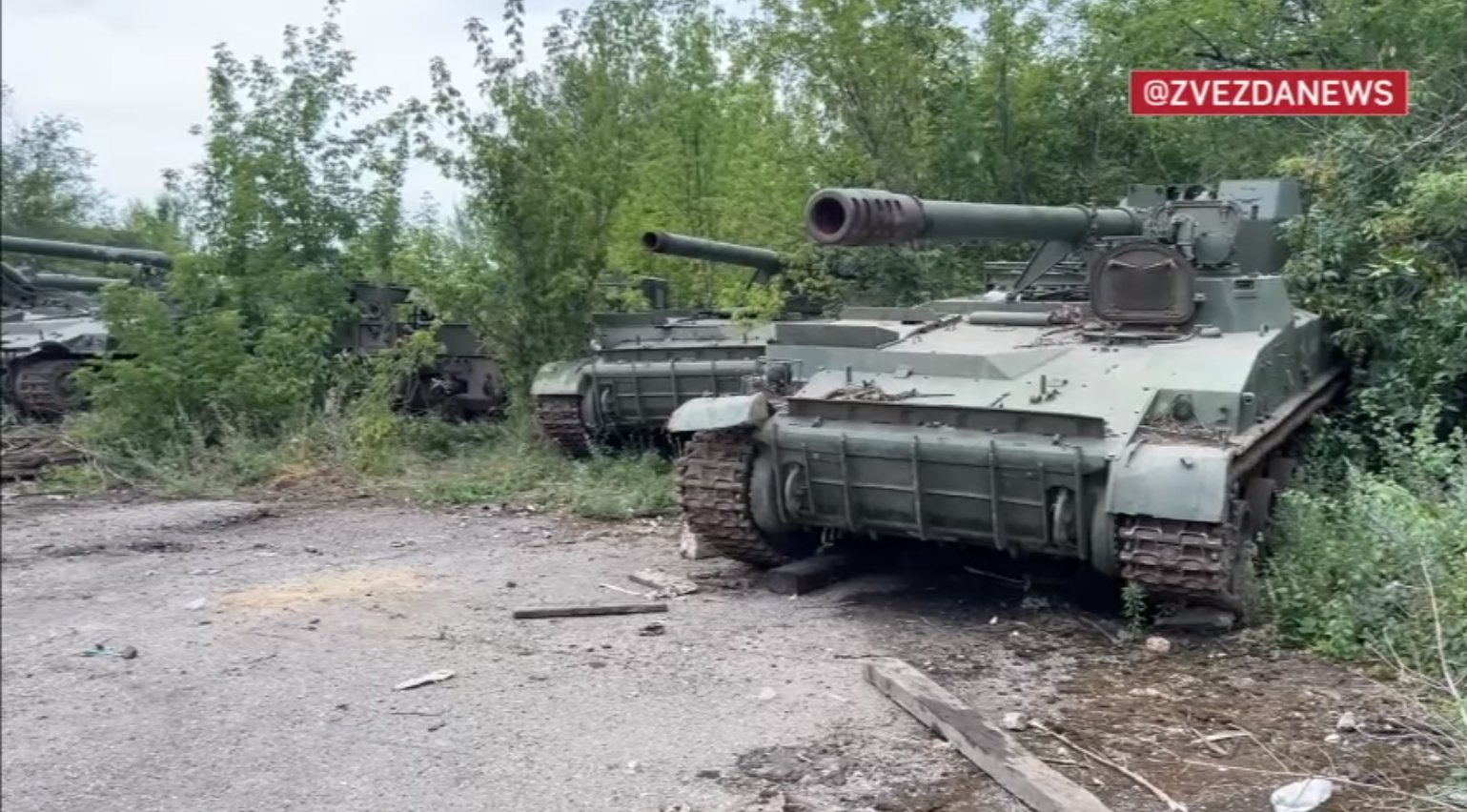 B-AREV on Twitter: "A pair of Soviet 152mm 2S5 Giatsint-S selp-propled ...