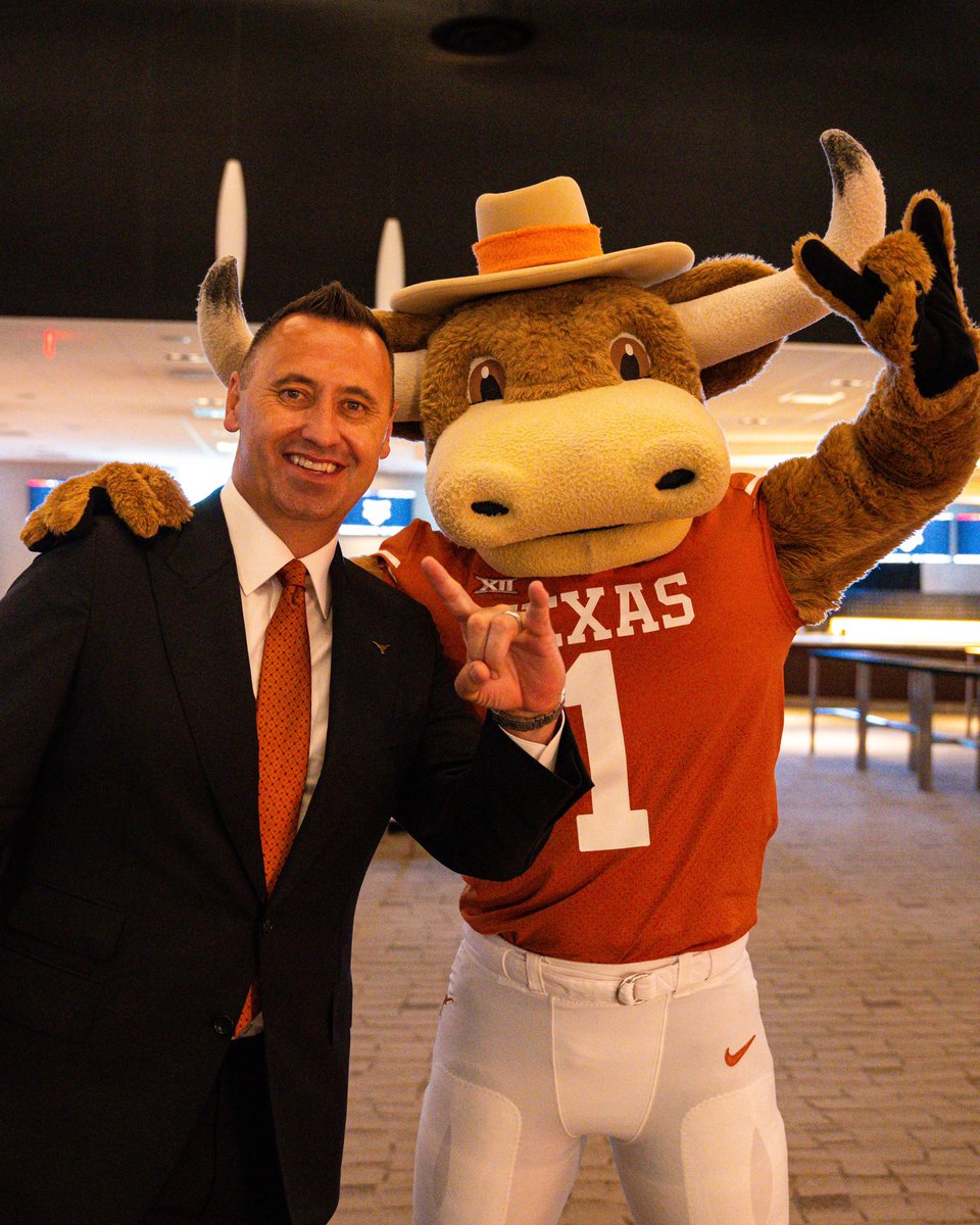 TexasFootball's tweet photo. Hook ‘Em in the house 🤘

@UTexasSpirit https://t.co/6y9wXbIPzd